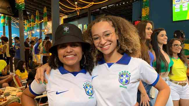 Richarlison  o jogador favorito de Bianca e Maria Luiza, que assistiam estreia do Brasil na Copa do Mundo em bar da Avenida Fleming