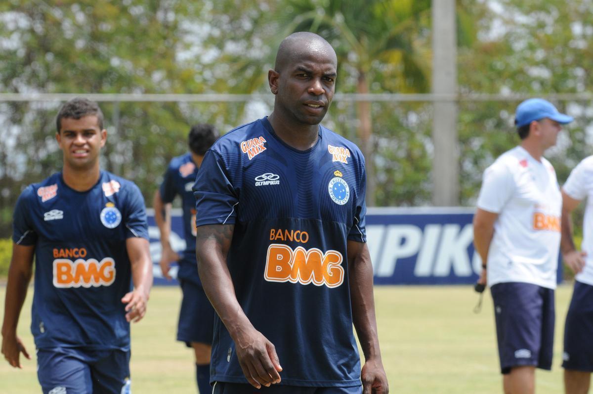 Sandro Silva (volante) - o meio-campista de muita força física não repetiu no Cruzeiro as atuações que lhe fizeram ganhar destaque por Internacional e Palmeiras. Fez apenas 11 partidas pelo clube e não deixou saudades.