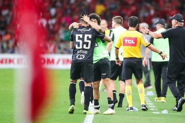 Galo derrotou Internacional no Beira-Rio com gols de Cazares e Terans; D'Alessandro descontou de pênalti