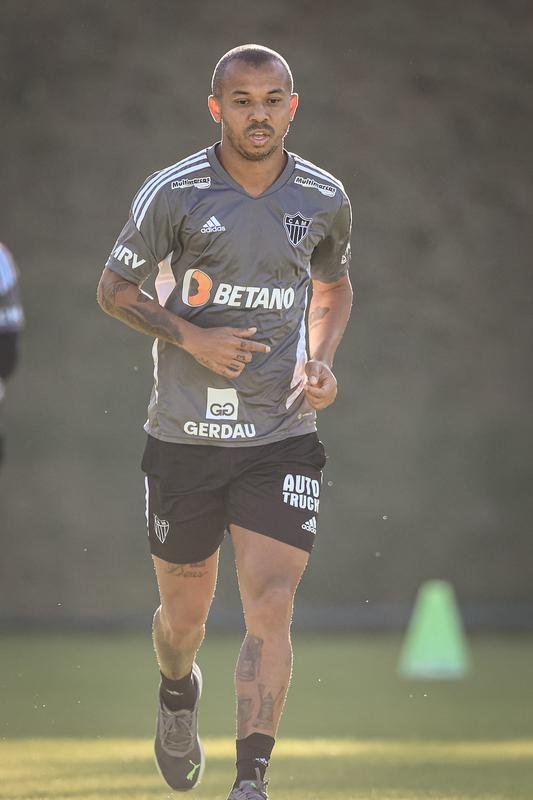 Nesta tera-feira (26), Cuca foi apresentado como treinador do Atltico - pela terceira vez na carreira. Primeiro, foi saudado pelo diretor de futebol Rodrigo Caetano e concedeu entrevista coletiva na sala de imprensa da Cidade do Galo. Depois, comandou o primeiro treino com o elenco no CT, j pensando no confronto contra o Internacional, pelo Campeonato Brasileiro.