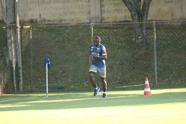 Atacante Sass trabalhou com elenco do Cruzeiro nesta tera-feira e foi apresentado como reforo