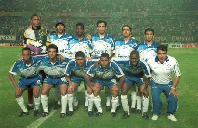 Palhinha e o time do Cruzeiro postado para jogo de ida da final da Libertadores de 1997, contra o Sporting Cristal, em Lima