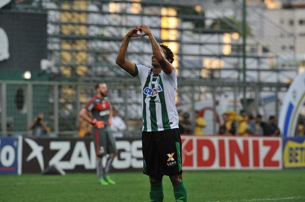 Zagueiro americano Rafael Lima marcou o gol do ttulo sobre o CRB e emocionou o Independncia
