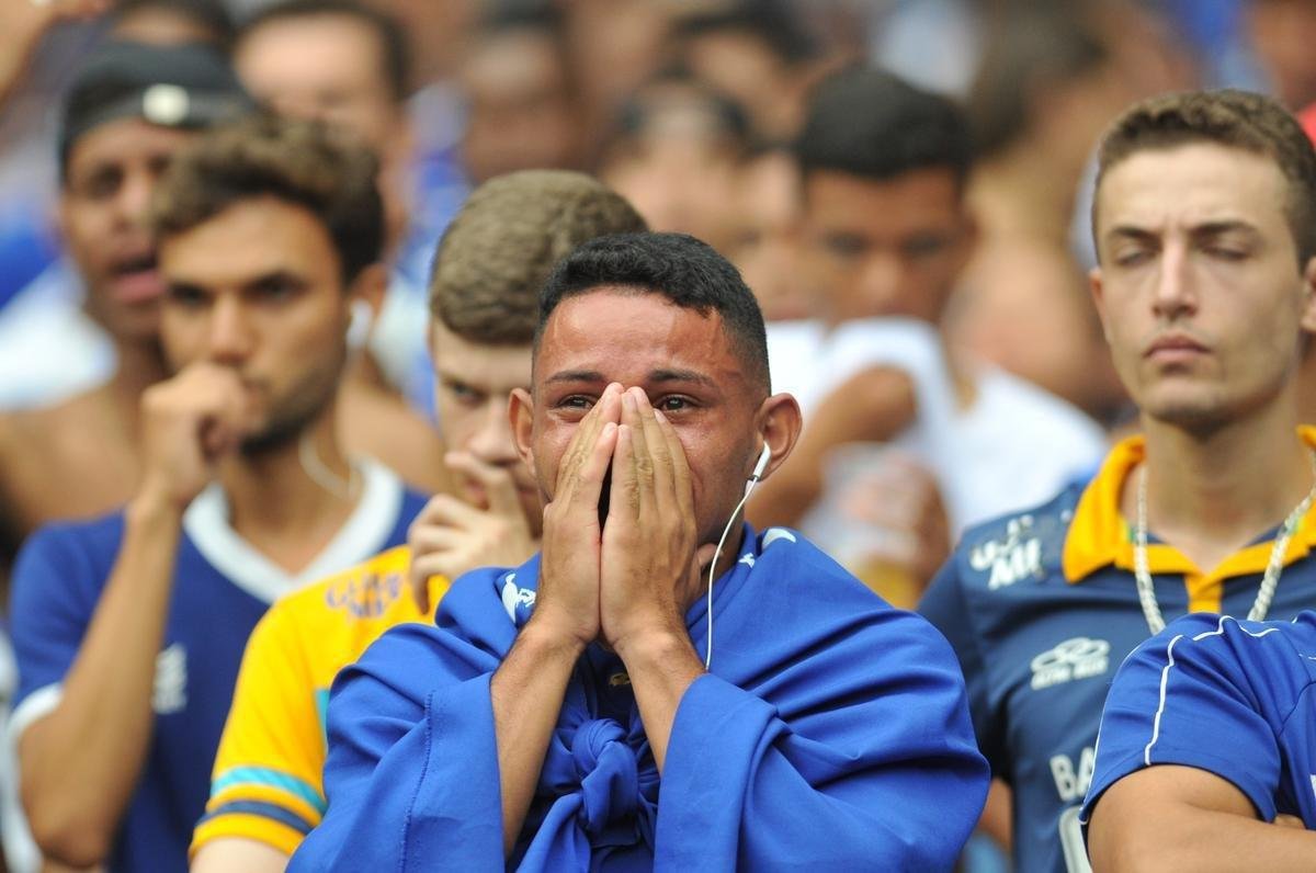 Torcedores choram no Mineiro com derrota e rebaixamento do Cruzeiro