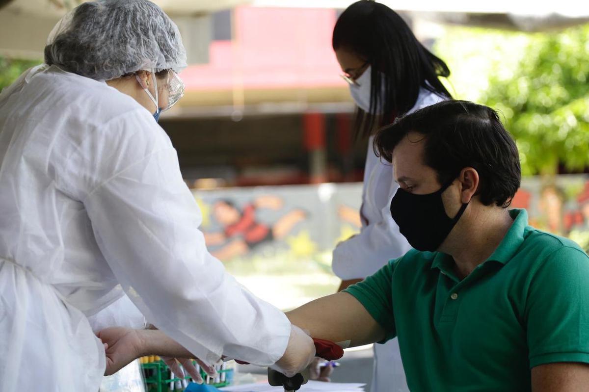 Iniciando o processo de retorno às atividades, o Sport realiza na manhã desta quinta-feira, na Ilha do Retiro. a testagem em todo o corpo de profissionais que terão acesso ao CT. Serão 93 exames da Covid-19 para jogadores, comissão técnica, funcionários e staff.