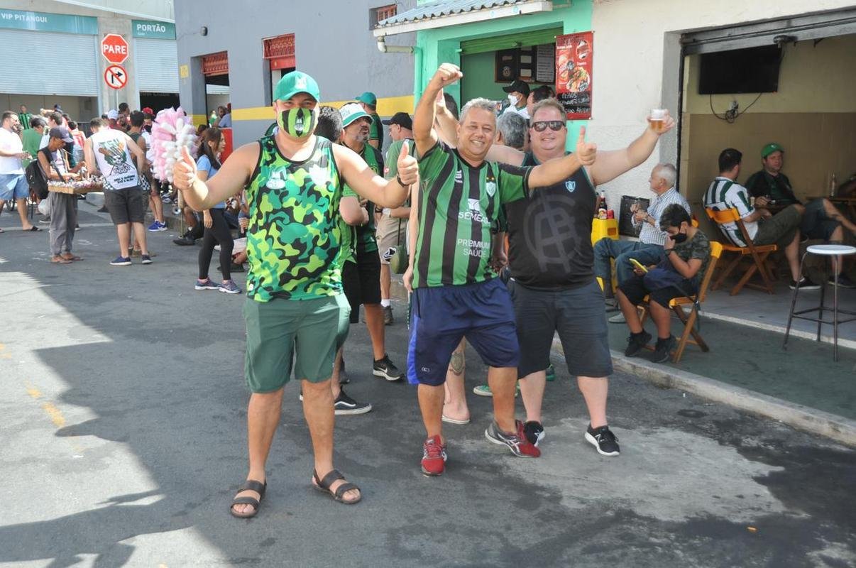Torcedores de Amrica e Villa Nova confraternizaram nas ruas do entorno do Independncia, em BH, antes do duelo pela 9 rodada do Mineiro