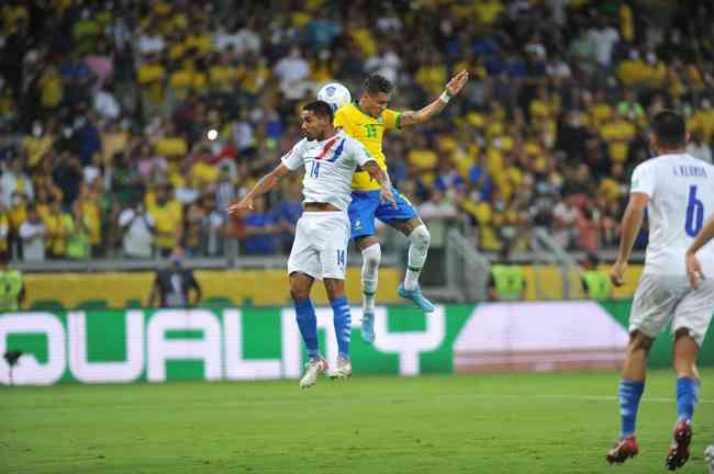 Com gol de Coutinho, seleção goleia Paraguai no Mineirão pelas