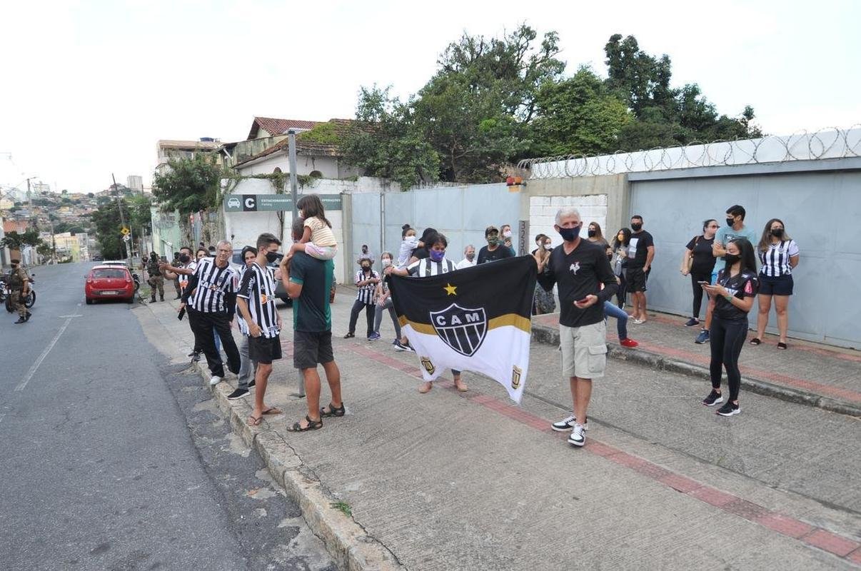 Chegadas de Amrica e Atltico ao Independncia para o jogo de ida da final do Campeonato Mineiro. Delegaes foram recebidas por alguns torcedores no Horto, em BH (Juarez Rodrigues/EM/D. A Press)