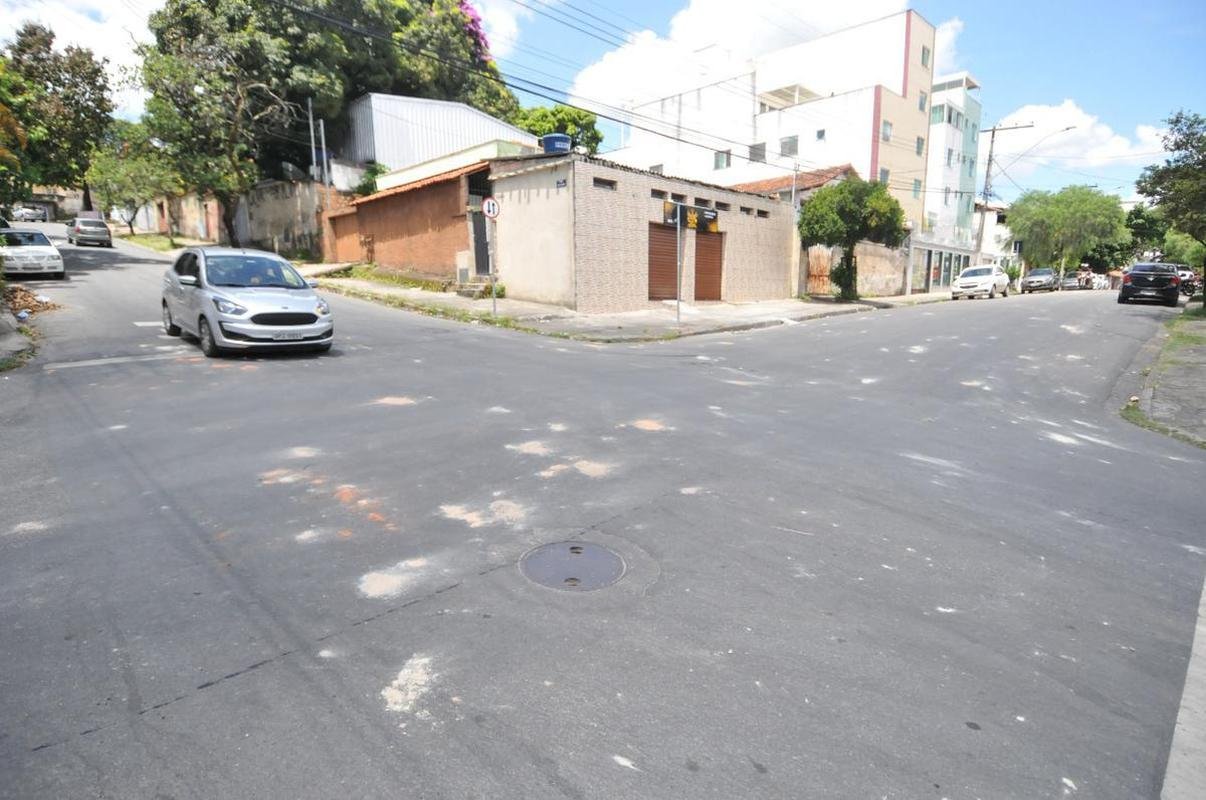 Rua Lassance, no quarteiro entre as Ruas Silva Alvarenga e Sucuri. Este foi o local, no bairro Boa Vista, em BH, onde torcedores de Atltico e Cruzeiro promoveram briga generalizada neste domingo. Dois homens foram baleados, e um deles est em estado grave. Confuso ocorreu horas antes da partida entre Galo e Raposa pelo Campeonato Mineiro