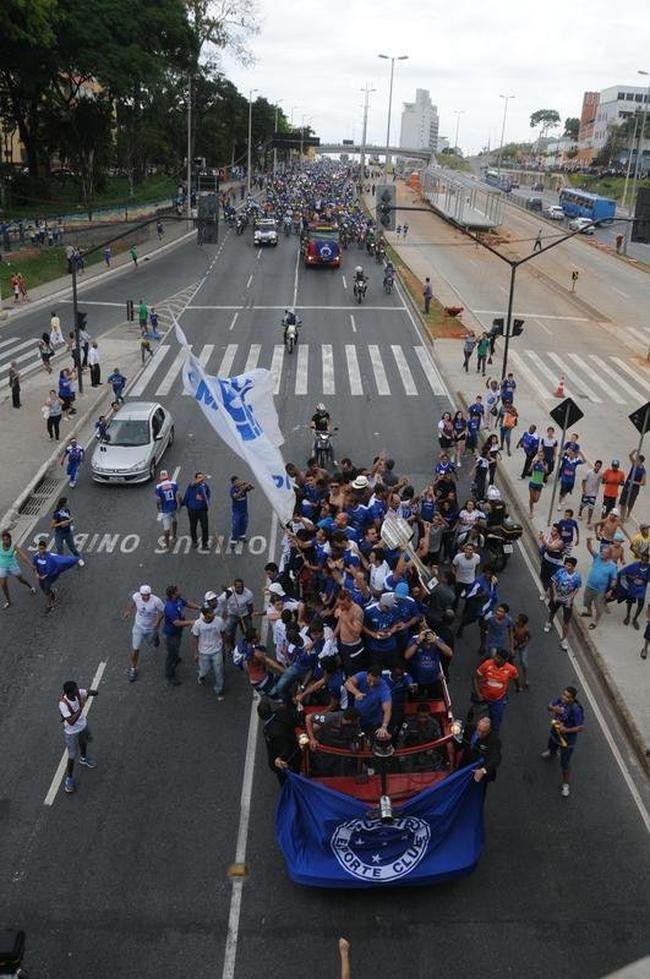 Depois de vencer o Vitria por 3 a 1 no Barrado, em Salvador, na noite de 13 de novembro de 2013, e confirmar o tricampeonato brasileiro, o Cruzeiro desembarcou em Confins numa quinta-feira e foi recebido por milhares de pessoas nas ruas de Belo Horizonte. O elenco desfilou em carro pela Avenida Antnio Carlos, pela Avenida Afonso Pena, no Centro, e foi em direo  sede do Barro Preto. Esta, sem dvida, foi a festa que envolveu o maior nmero de pessoas na capital mineira.