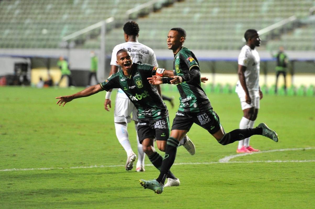 Ademir, de pnalti, ampliou para o Amrica sobre o Grmio: 2 a 0