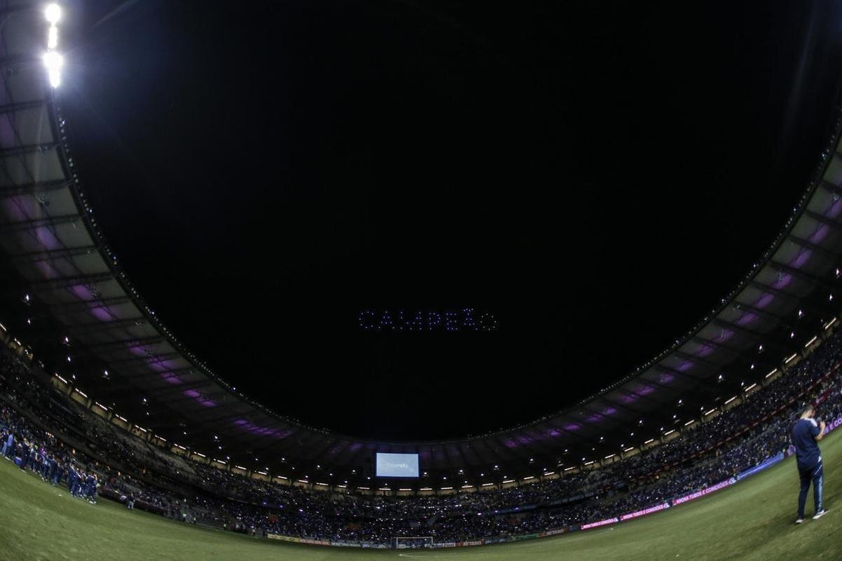 Em baile no cu, drones levaram torcedores do Cruzeiro ao delrio no Mineiro depois do jogo com o Ituano. Em sobrevoo, foram formadas frases e palavras felicitando o clube pelo ttulo e pela volta  Srie A