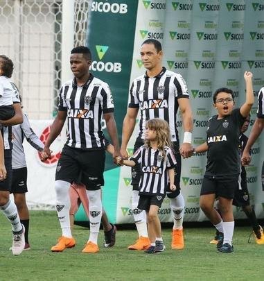 A dupla Cazares e Ricardo Oliveira vem mostrando bom entrosamento no Atltico, principalmente em 2019. O centroavante  o artilheiro do Galo na Libertadores com quatro gols, dois deles com assistncias do camisa 10. Alm de servir o companheiro, Cazares marcou um gol
