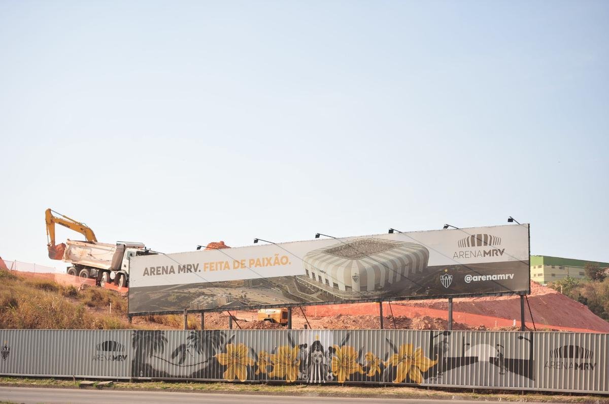 Novas fotos da construo da Arena MRV, estdio do Atltico, no bairro Califrnia, em Belo Horizonte. Nos arredores, curiosos fazem o que podem para ver o andamento das obras. (Alexandre Guzanshe/EM/D.A Press)