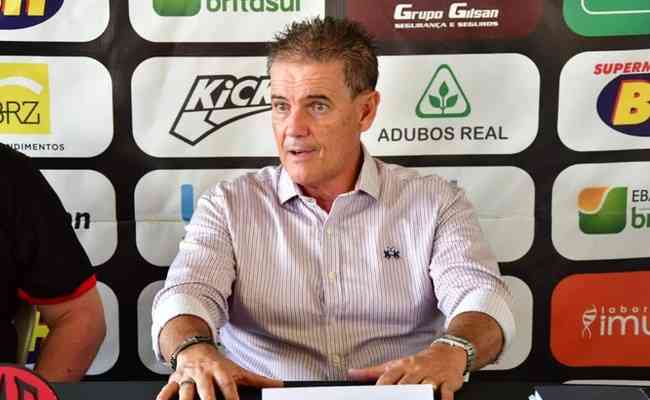 Paulo Roberto iniciou sua carreira como treinador no prprio Pouso Alegre, em 1988