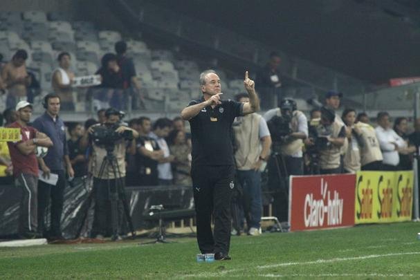 Levir Culpi dirigiu o Atltico em nove clssicos entre os anos 2014 e 2015. Foram cinco vitrias, trs empates e s uma derrota. Foi ele o comandante nos dois principais jogos contra o Cruzeiro da histria: aqueles que definiram o ttulo da Copa do Brasil de 2014.