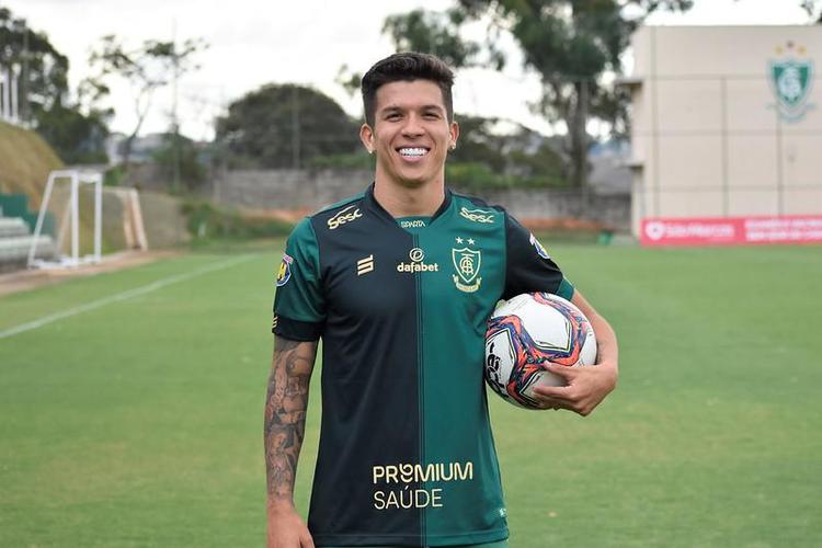 O meia Bruno Nazário, ex-Botafogo, foi o sétimo reforço confirmado pelo América. O jogador, que pertence ao Hoffenheim-ALE, assinou com o Coelho até o fim deste ano.