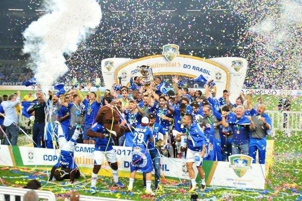 Depois da vitria por 5 a 3 nos pnaltis, que teve Fbio como heri, jogadores e comisso tcnica comemoraram muito no gramado do Mineiro. Capito Henrique ergueu a taa do penta no Gigante