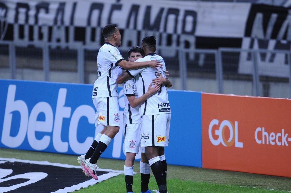 Araos marcou o segundo gol do Corinthians no Mineiro (Alexandre Guzanshe / EM DA PRESS)
