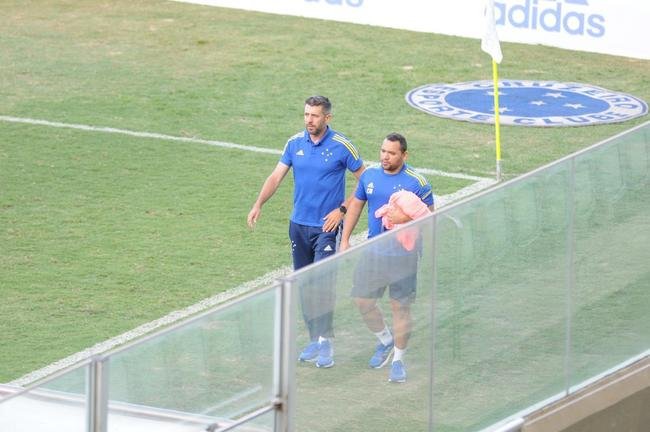 Cruzeiro goleou URT por 3 a 0 no Independncia com gols de Thiago, Machado e Edu em sua estreia no Mineiro. Ronaldo, dono da SAF, assistiu  partida no Horto. Duelo marcou estreia do tcnico uruguaio Paulo Pezzolano