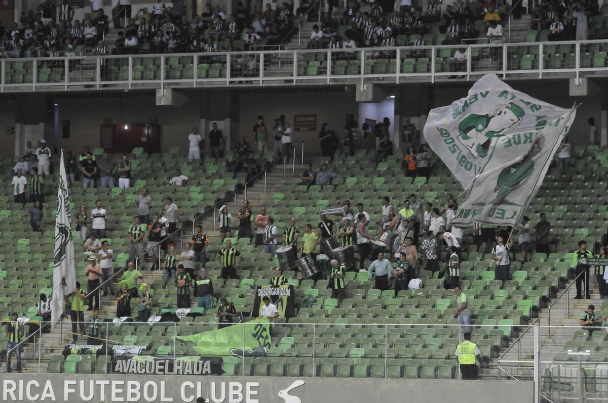 Torcedores do Amrica durante jogo de ida da semifinal do Mineiro, contra o Atltico, no Independncia