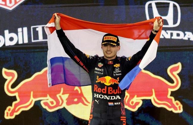 Max ultrapassou Lewis Hamilton, da Mercedes, na �ltima volta e venceu o GP de Abu Dhabi