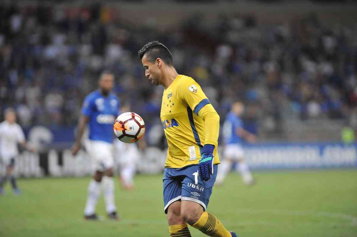 Fbio (goleiro) - no Cruzeiro desde janeiro de 2005, disputou 778 jogos e sofreu 805 gols. Contando a primeira passagem, em 2000, o camisa 1 conquistou 10 ttulos: Campeonato Mineiro (2006, 2008, 2009, 2011, 2014 e 2018), Copa do Brasil (2000 e 2017) e Campeonato Brasileiro (2013 e 2014).
