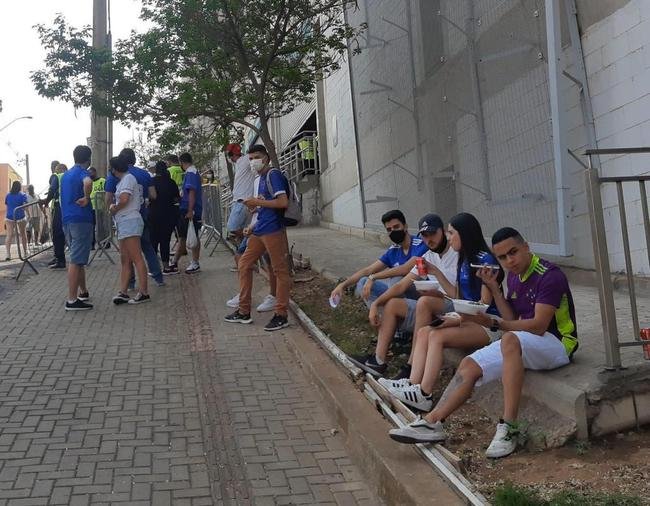 Torcida do Cruzeiro chega ao Independncia para o primeiro jogo com pblico no estdio durante a pandemia
