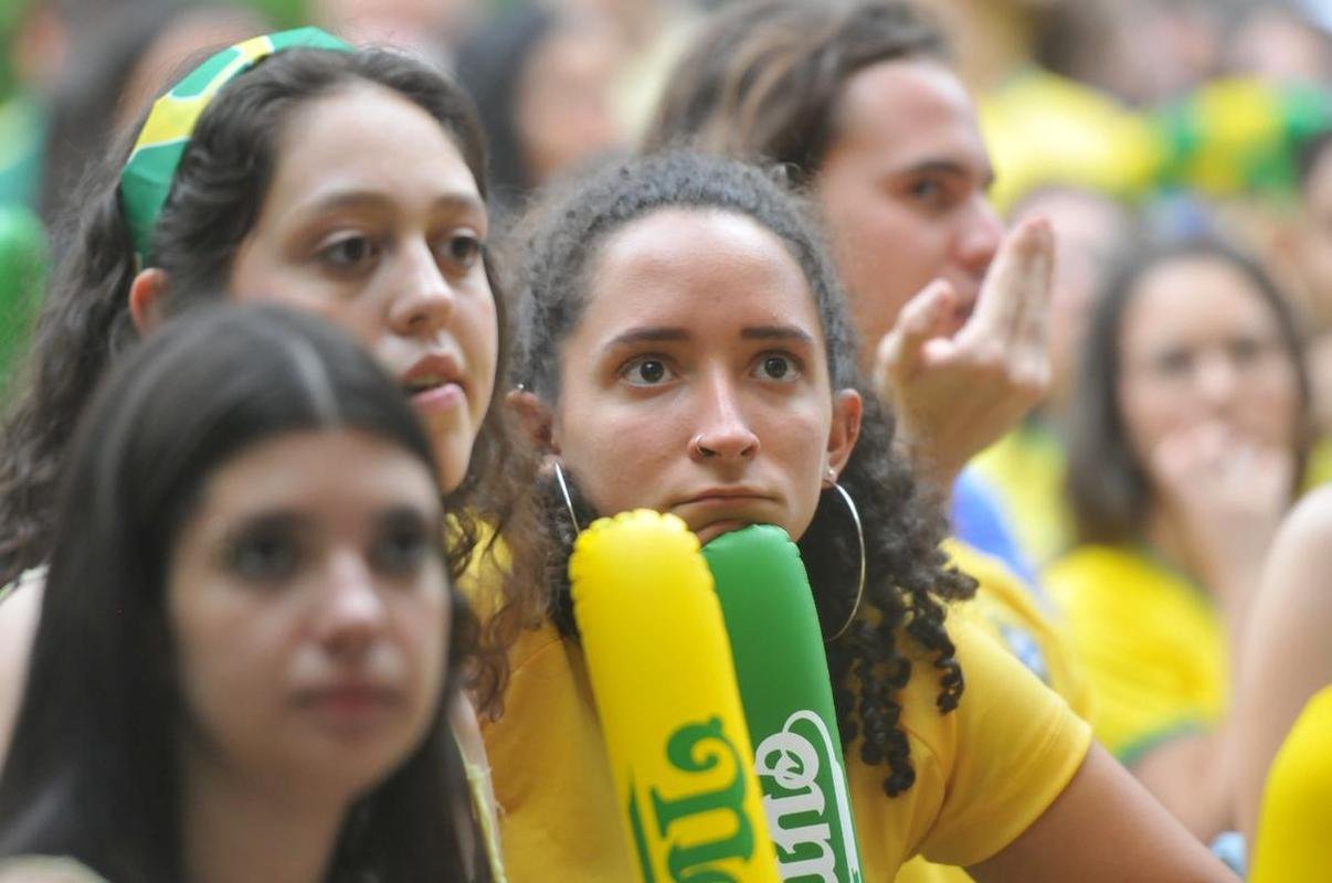 Torcedores se concentraram nos bares da Savassi, em Belo Horizonte, para acompanhar o jogo entre Brasil x Camares pela Copa do Mundo