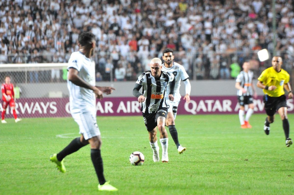 Atltico voltou forte na etapa final e abriu o placar em cobrana de pnalti com Fbio Santos: 1 a 0