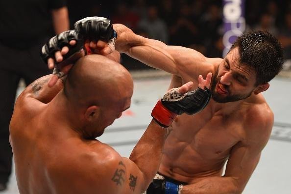 Robbie Lawler venceu Carlos Condit por decisão dividida e manteve o cinturão dos meio-médios