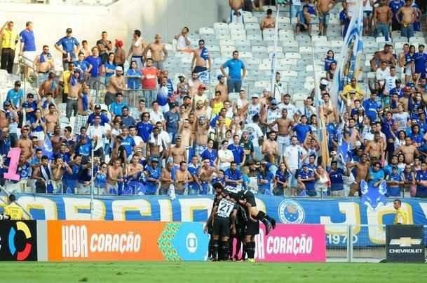 Imagens do primeiro tempo do clssico entre Cruzeiro e Atltico, no Mineiro
