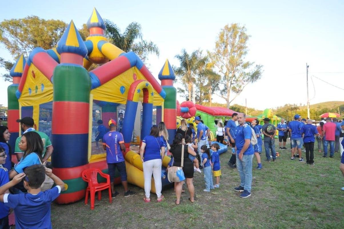Caravana do Cruzeiro em Conselheiro Lafaiete, com a presena de Ronaldo Fenmeno. Milhares de torcedores cruzeirenses compareceram ao Parque de Exposies Tancredo Neves para prestigiar o evento oficial do clube
