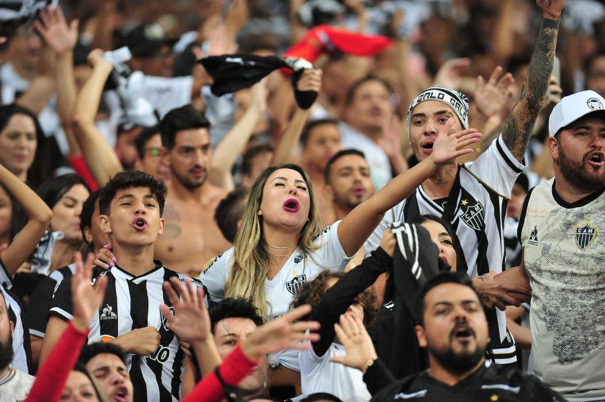 Festa da torcida do Atltico com a vitria por 1 a 0 sobre o Emelec, no Mineiro, pelas oitavas de final da Copa Libertadores; gol de Hulk, em cobrana de pnalti