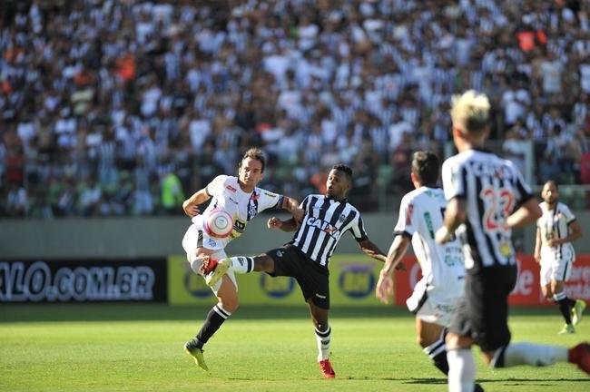 Imagens do duelo entre Atltico e Independncia, no Independncia, pelo Mineiro