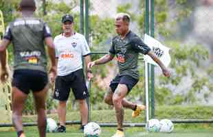 Imagens do primeiro treino de Eduardo Vargas pelo Atltico