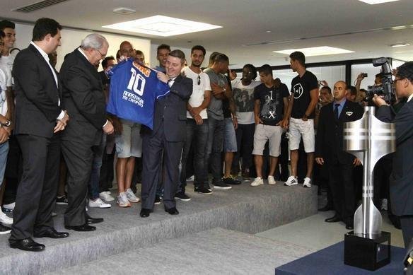 Governador Anastasia entregou uma placa aos campees brasileiros e recebeu uma camisa do Cruzeiro de presente, na Cidade Administrativa