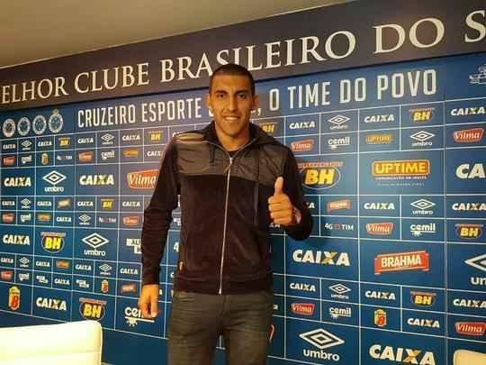 Reforo para o ataque do Cruzeiro, argentino Ramn bila chegou a Belo Horizonte nesta segunda-feira para realizar exames mdicos e assinar contrato. Jogador conheceu dependncias da Toca da Raposa II e teve o primeiro contato com o tcnico Paulo Bento (fotos: Cruzeiro/Divulgao)