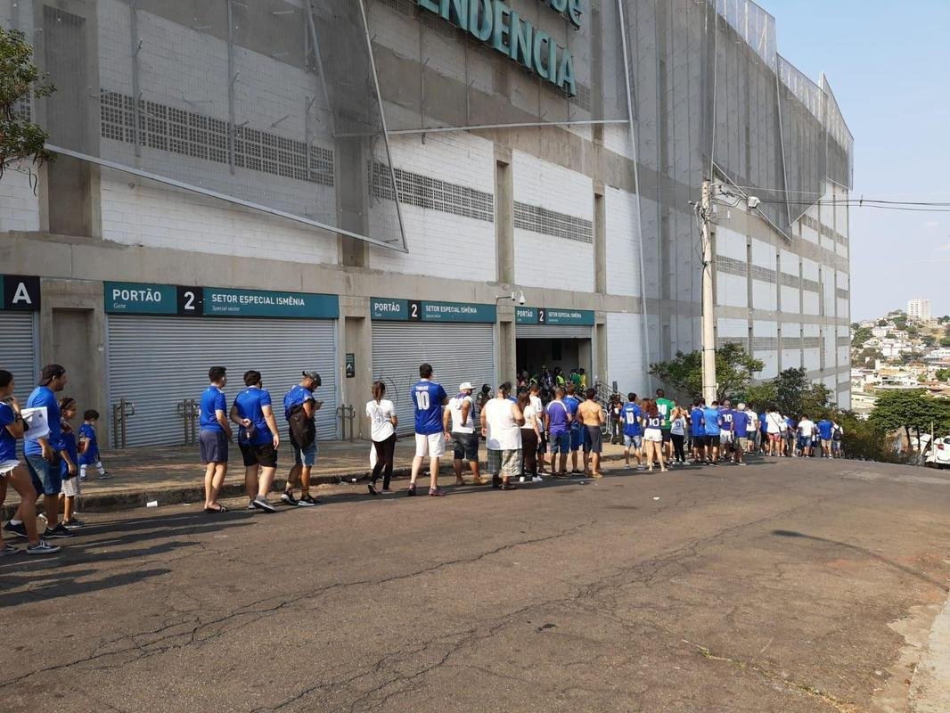 Torcida do Cruzeiro chega ao Independncia para o primeiro jogo com pblico no estdio durante a pandemia