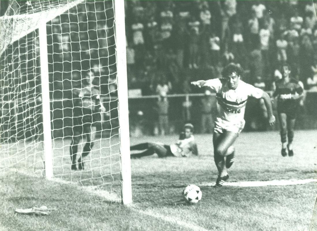 Dadinho, do Santa Cruz, em lance da final do Campeonato Pernambucano de 1987, na Ilha do Retiro. Com a camisa fornecida pela Adidas, equipe conquistou o Estadual em cima do Sport