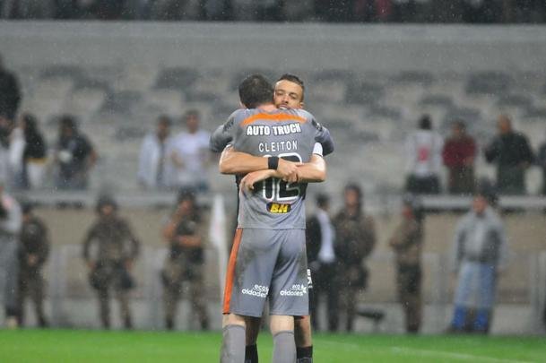 Atltico perdeu por 4 a 3 para o Coln nos pnaltis e foi eliminado da Copa Sul-Americana. Goleiro argentino Burin defendeu penalidades de Rver e Cazares