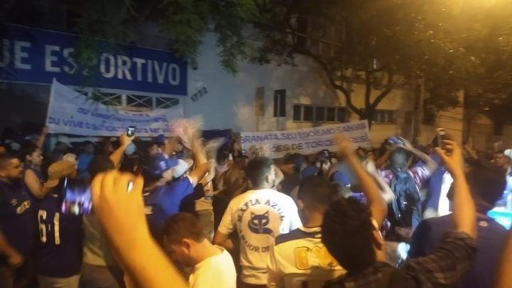 Torcedores do Cruzeiro voltam a protestar em frente  sede administrativa do clube, no Barro Preto