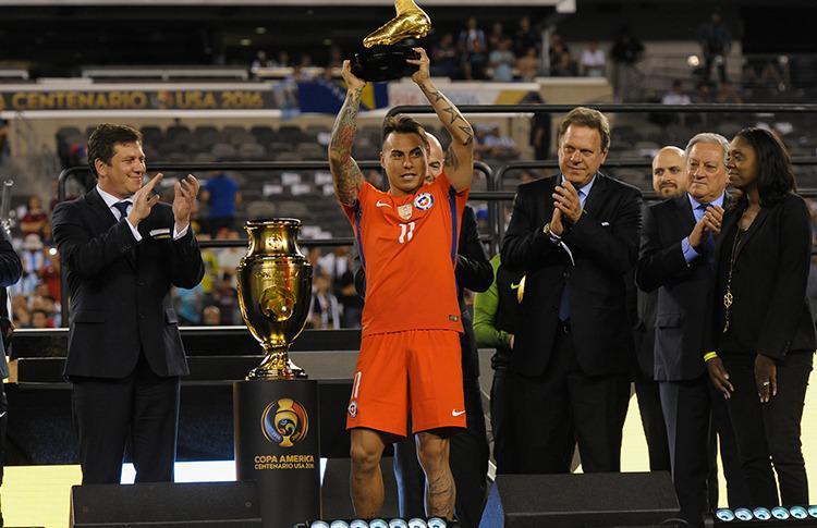 O grande torneio de Eduardo Vargas pela Seleção Chilena foi a Copa América Centenário, em 2016. Além de ter conquistado o título, Vargas foi o artilheiro isolado do torneio, com seis gols em seis jogos disputados. Na ocasião, o treinador do Chile era Juan Antonio Pizzi, sucessor de Sampaoli no cargo.