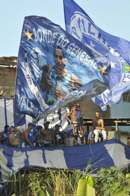 Torcidas de Cruzeiro e Guarani lotaram estdio Fario e casas do entorno, em Divinpolis, para assistir ao duelo de abertura do Campeonato Mineiro 2019