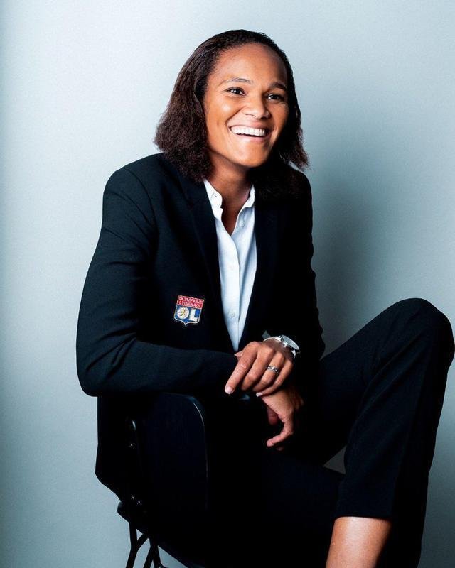 Wendie Renard, do Lyon-FRA, usou sua imagem para dizer: 'Que 2022 traga felicidade, sade, alegria e sucesso'