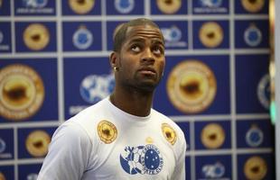 Apresentao do zagueiro Ded ao Cruzeiro. Jogador participou de ao de marketing, foi a supermercado e divulgou programa scio do futebol, que d desconto na compra de produtos  