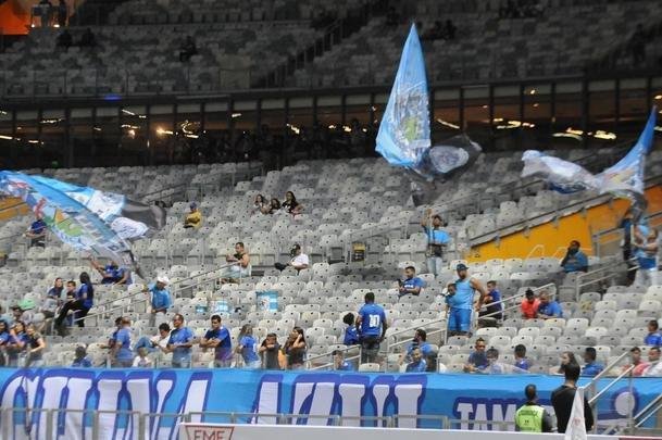 Torcedores do Cruzeiro e do Villa marcaram presena no Mineiro