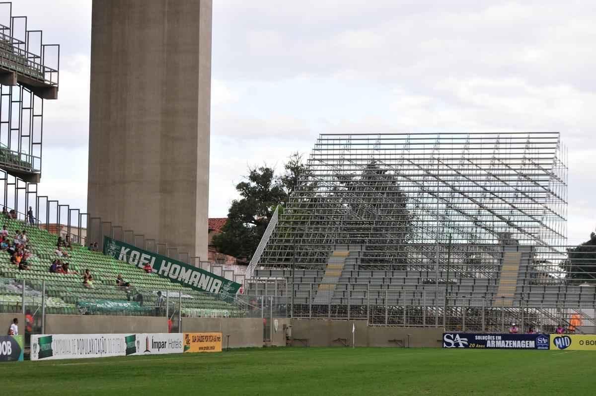 Fotos das obras de instalao de arquibancadas mveis no estdio Independncia