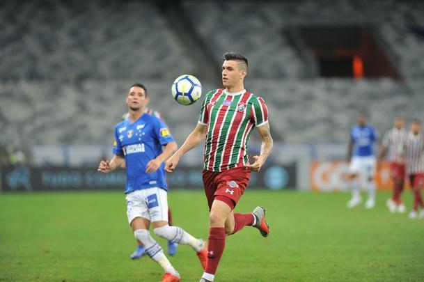 Cruzeiro derrotou Fluminense por 2 a 1, com gols de Raniel e Ayrton Lucas (contra); Henrique, tambm contra, descontou para os cariocas