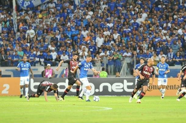 Lances do primeiro tempo do duelo entre Cruzeiro e Atltico, no Mineiro, pelas oitavas de final da Copa do Brasil
